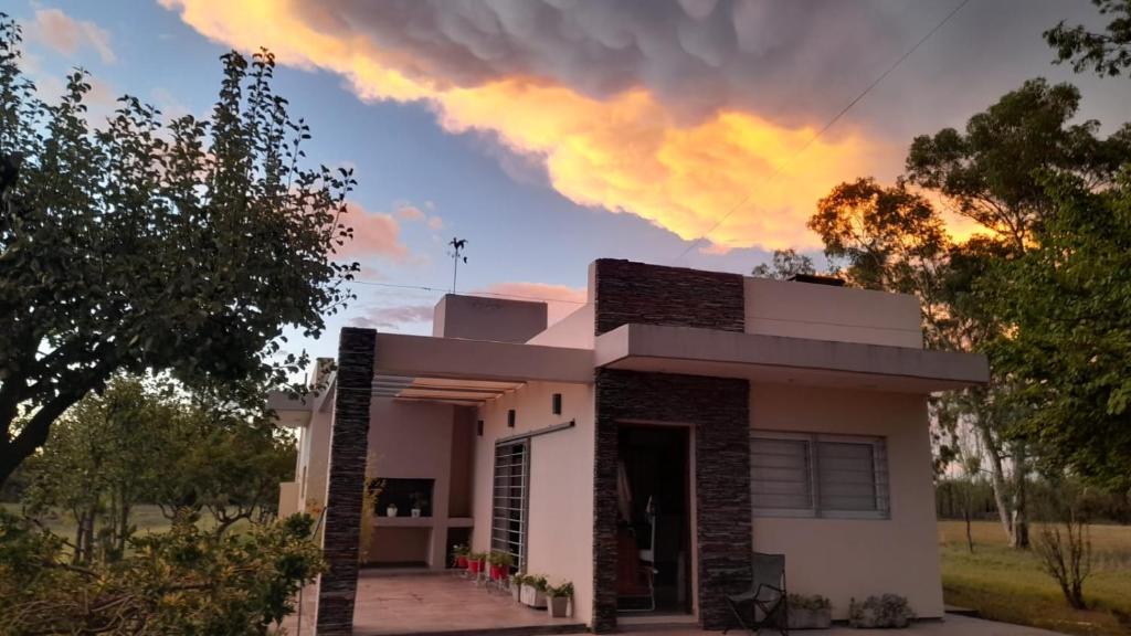 une séance d'une maison au coucher du soleil dans l'établissement Las Verbenas, à San Rafael