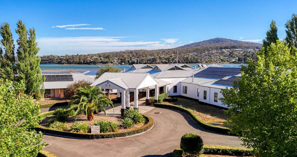 una vista aérea de una fila de casas con paneles solares en Panorama Hotel St Helens en St Helens