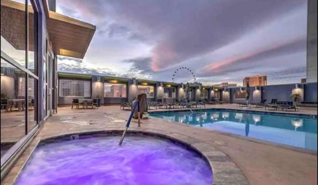 拉斯維加斯的住宿－Princess Suite * Platinum Hotel with balcony Strip VIEW，站在酒店游泳池中的女人