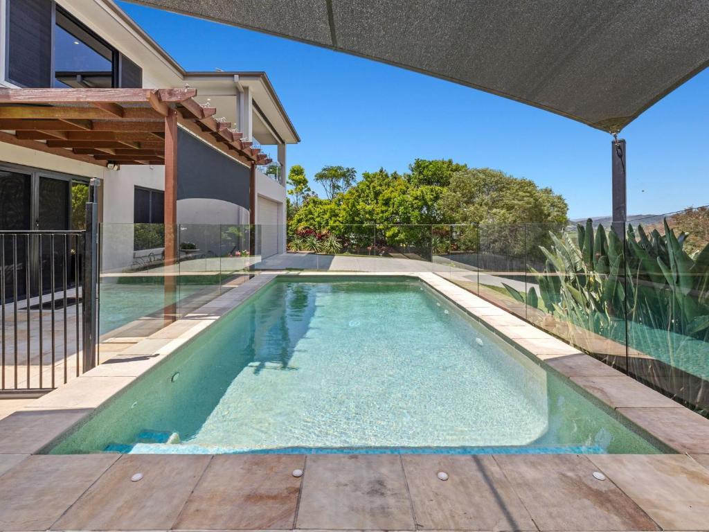 una piscina en el patio trasero de una casa en Koala Vista with Panoramic Views & Pool, en Pottsville