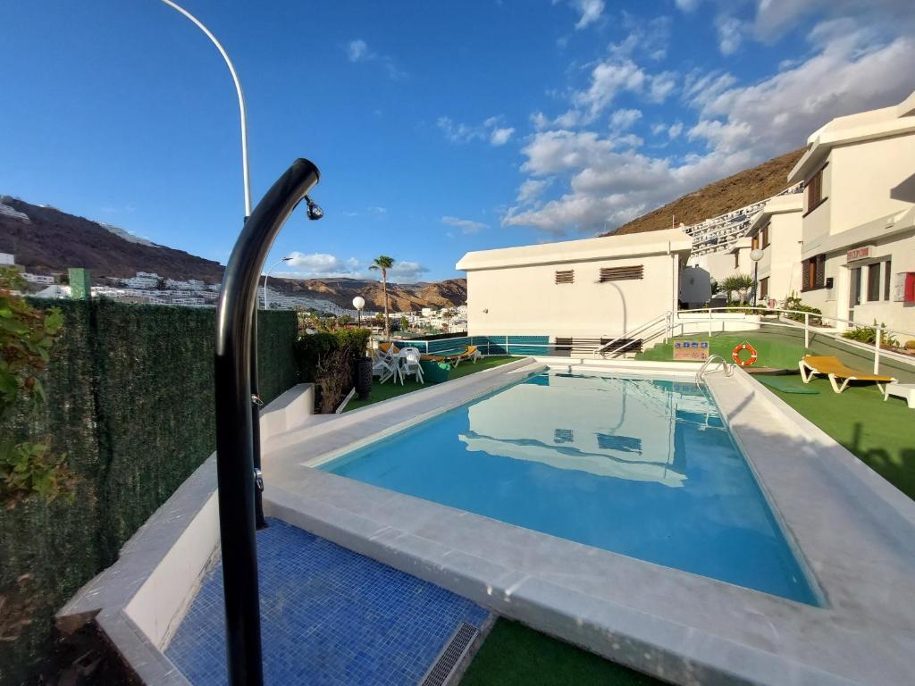 Una vista de una piscina desde una casa. en Montaña Clara Luxholidays, en Puerto Rico de Gran Canaria