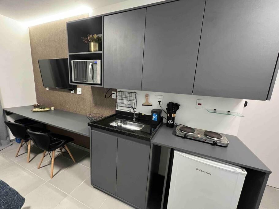 una cucina con bancone, lavandino e forno a microonde di Studio America Gardens a Rio de Janeiro