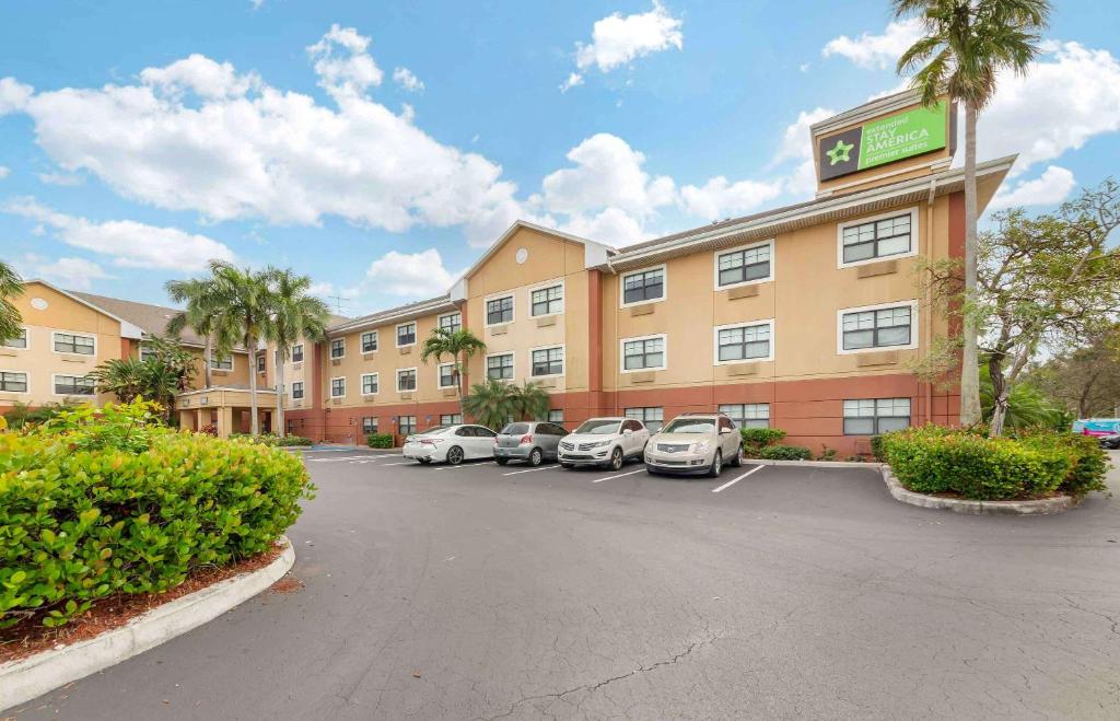 een hotel met auto's geparkeerd op een parkeerplaats bij Extended Stay America Premier Suites - Fort Lauderdale - Deerfield Beach in Deerfield Beach