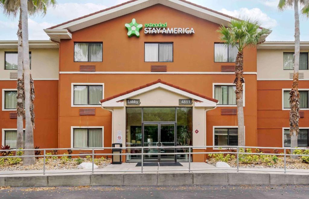 un hotel con un cartel en la parte delantera de un edificio en Extended Stay America Select Suites Tampa Airport Memorial Hwy en Tampa