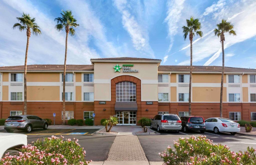 un hotel con palmeras en un aparcamiento en Extended Stay America Suites - Phoenix - Biltmore en Phoenix