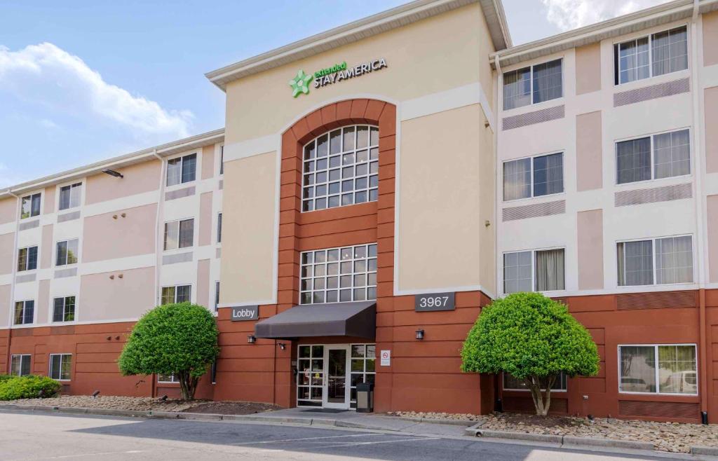 uma imagem da frente de um hotel em Extended Stay America Select Suites - Atlanta - Buckhead em Atlanta
