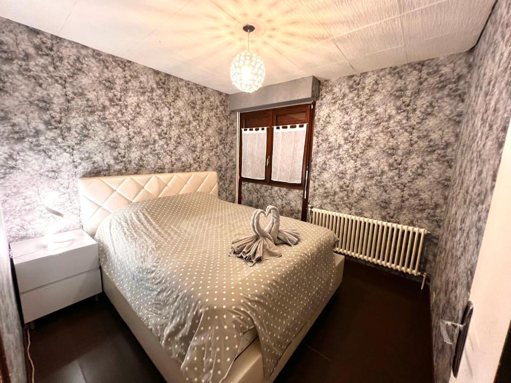 - une chambre dotée d'un lit avec un oriel dans l'établissement T4 au coeur des Alpes, à Bonneville