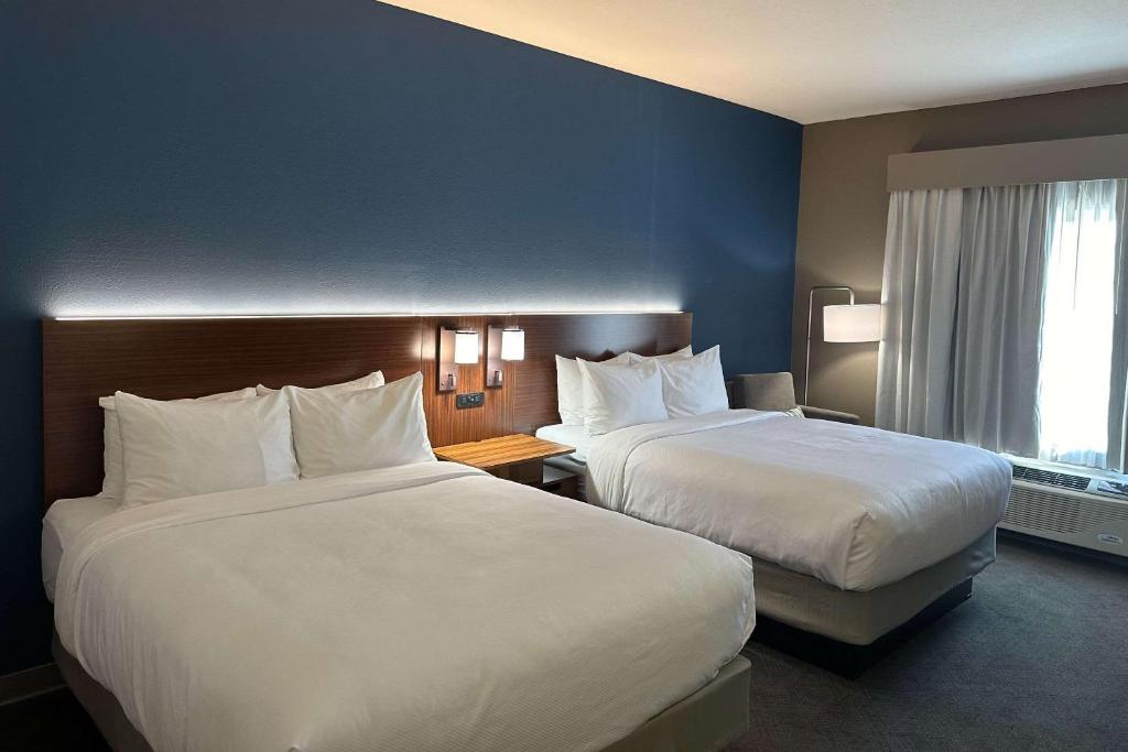Habitación de hotel con 2 camas y ventana en Comfort Inn & Suites Akron South en Akron