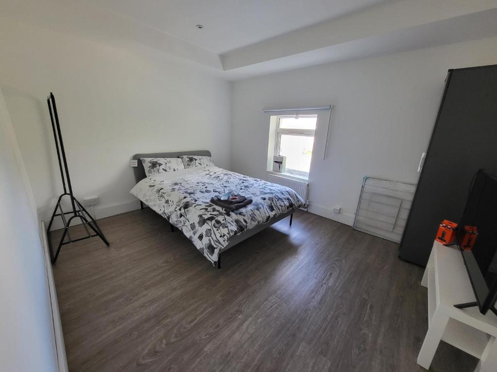 a small bedroom with a bed and a window at Cozy Private Room Close Central Ideal Location in London