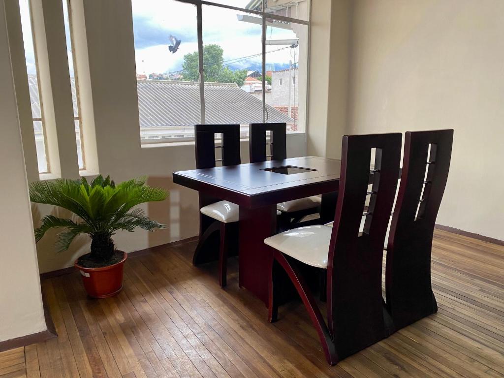 a room with a table and chairs and a window at Airbnb_espinoza in Cuenca