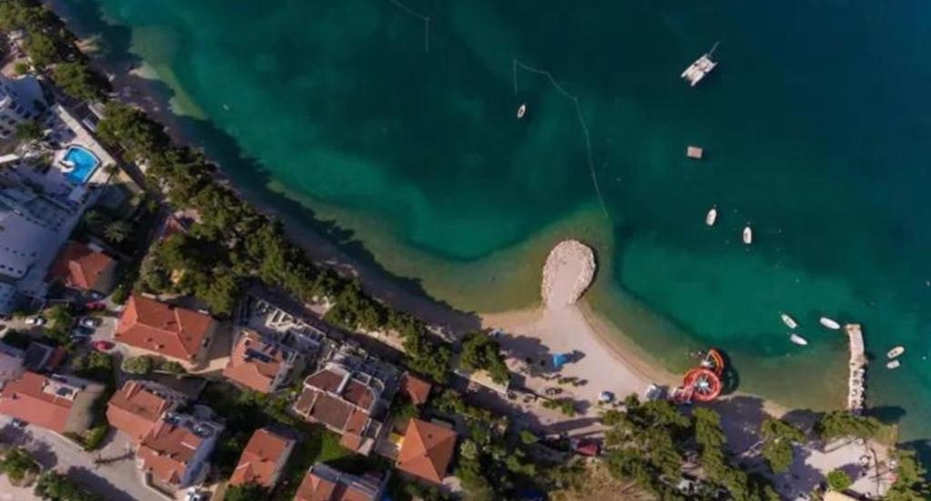 eine Luftansicht auf einen Strand mit Booten im Wasser in der Unterkunft Bellissima by the Sea in Makarska