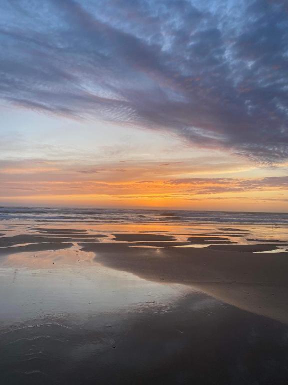 - une vue sur la plage au coucher du soleil dans l'établissement BISCAROSSE PLAGE STUDIO TERASSE BARBECUE À 150 m DE LA PLAGE, à Biscarrosse