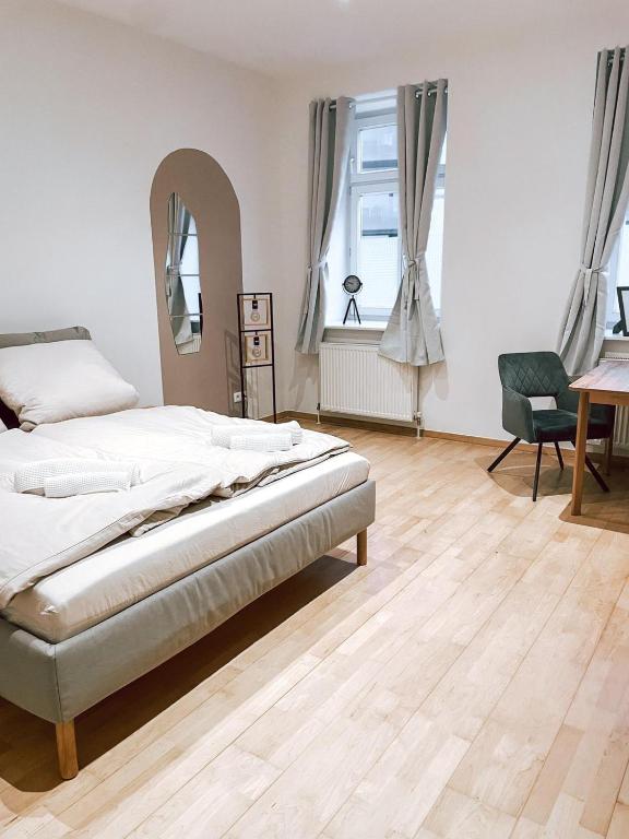 a bedroom with a bed and a desk and a mirror at Zentrales Apartment nähe Schönbrunn - 2 Pers in Vienna