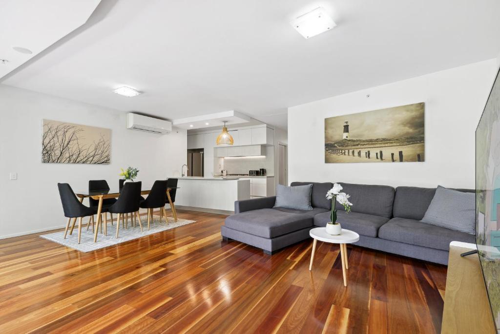 uma sala de estar com um sofá e uma mesa em 3-Bed Luxurious Retreat by Brisbane River & CBD em Brisbane