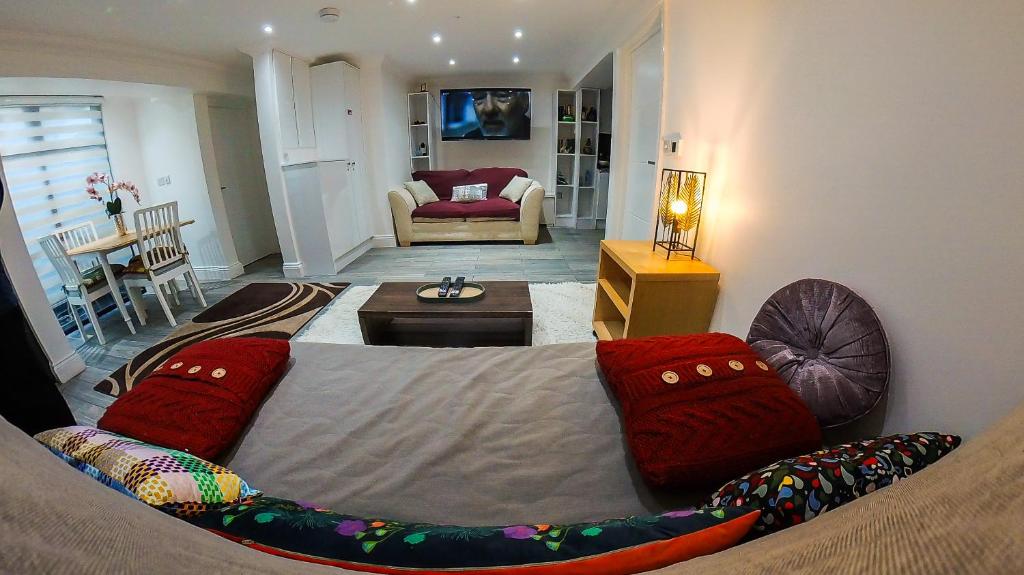 um quarto com uma cama e uma sala de estar em 1 Bedroom Flat with whirlpool bath em Londres