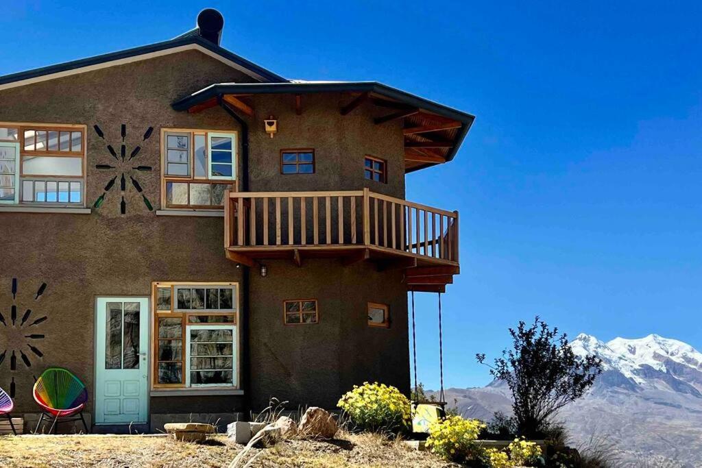 una casa con un balcón en el lateral. en Andean Lodge in La Paz, en La Paz
