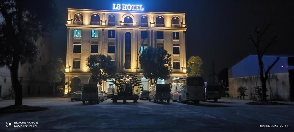 un edificio con un cartel encima por la noche en LS HOTEl, en Kim Bảng