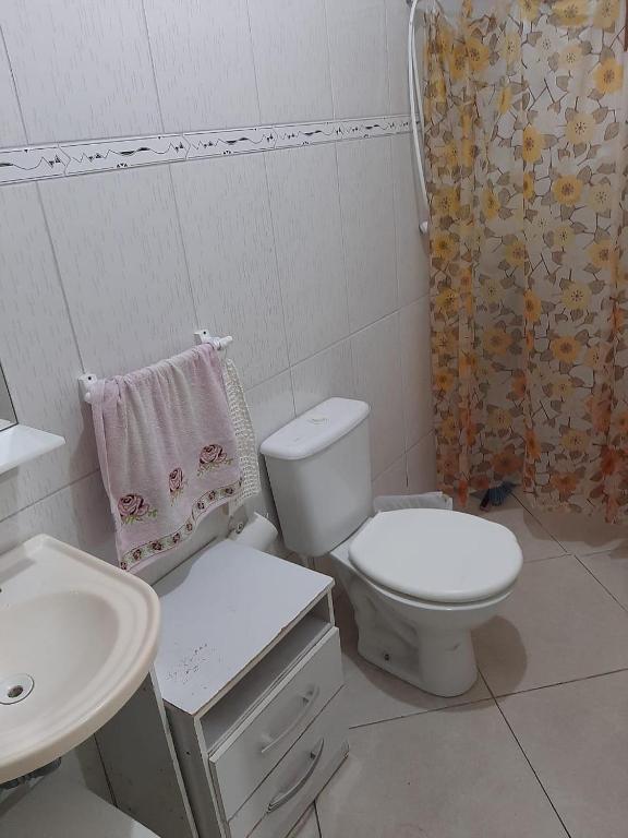 Koupelna v ubytování Confortável quarto em Matinhos