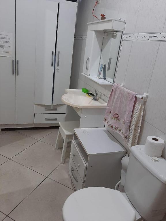 Koupelna v ubytování Confortável quarto em Matinhos