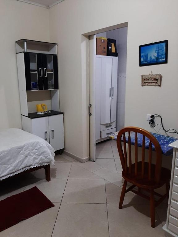 Kuchyň nebo kuchyňský kout v ubytování Confortável quarto em Matinhos