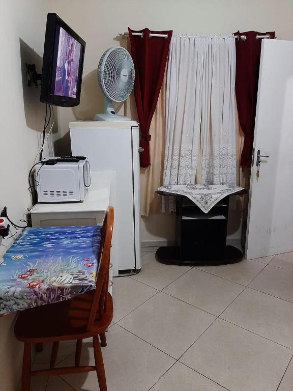 Kuchyň nebo kuchyňský kout v ubytování Confortável quarto em Matinhos