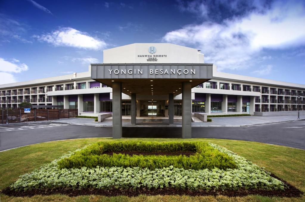 um edifício com um sinal em frente em Hanwha Resort Yongin Besancon em Yongin