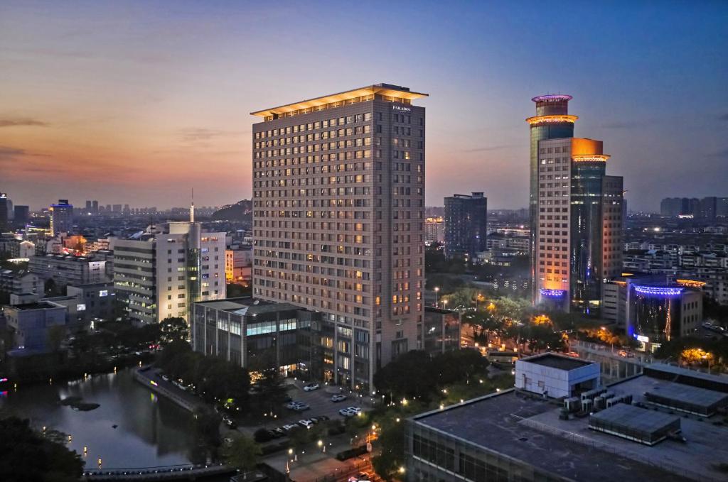 Paradox Kunshan في كونشان: أفق المدينة في الليل مع مبنى طويل