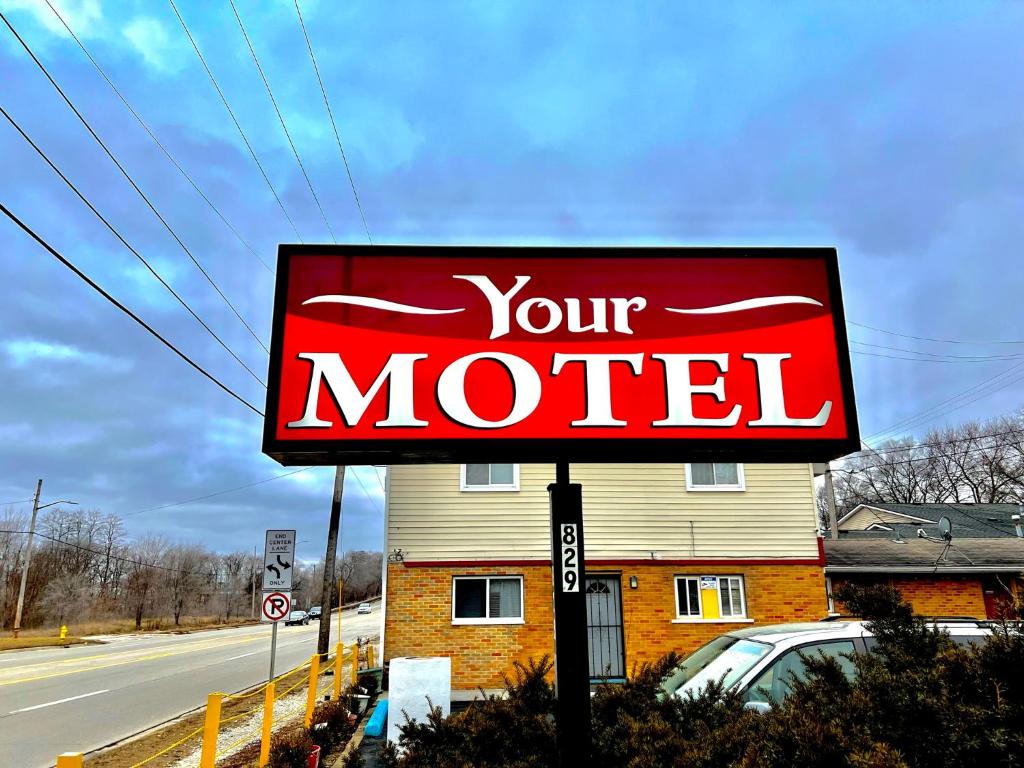 ein Schild für Ihr Motel vor einem Gebäude in der Unterkunft Your Motel in Ypsilanti