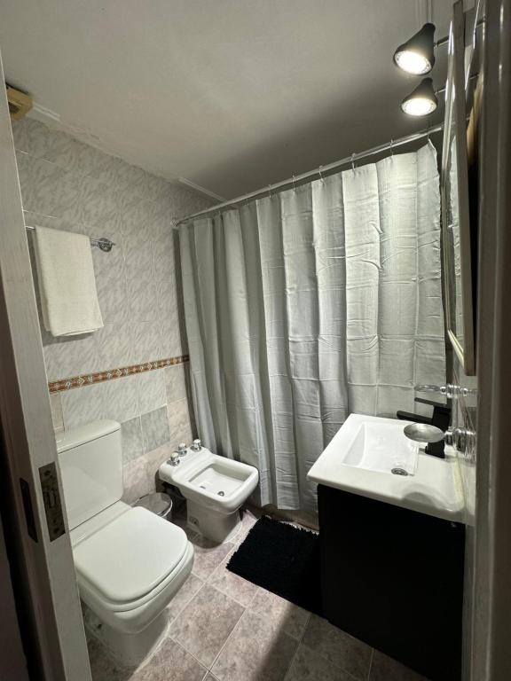 un baño con inodoro y lavabo en Paramont Tucuman 2, en San Miguel de Tucumán