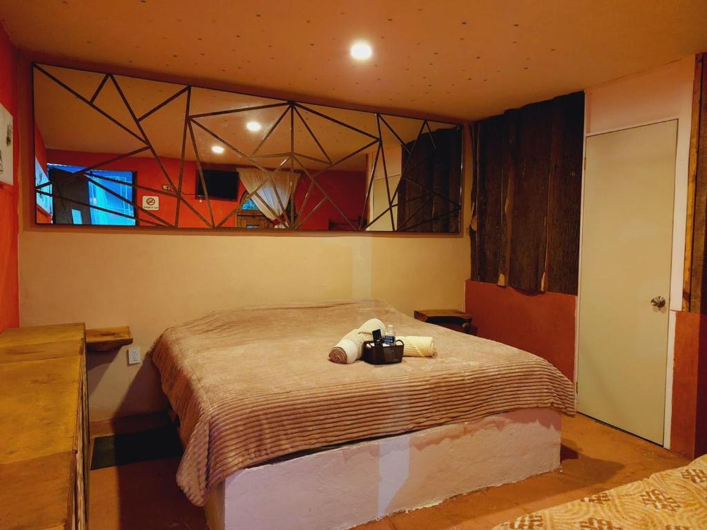 1 dormitorio con 1 cama grande y vidriera en Fuentes Del Valle en Villa Nicolás Romero