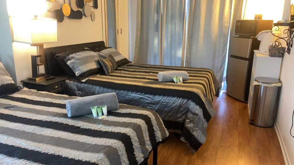 Habitación de hotel con 2 camas y mantas a rayas en MAC’s en Cleveland