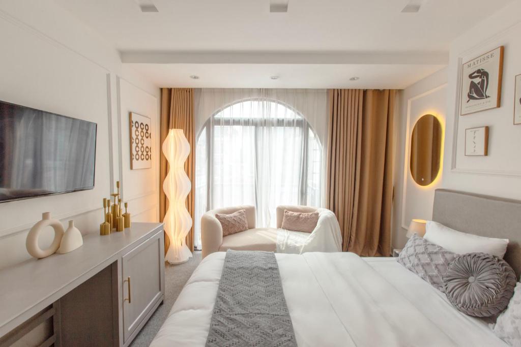 Postel nebo postele na pokoji v ubytování Keypad Hotel - 87 Nguyễn Khang