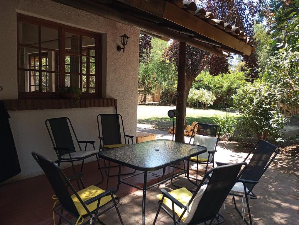 una mesa y sillas en un patio en Hermosa Casita de Campo en Pirque, en Pirque