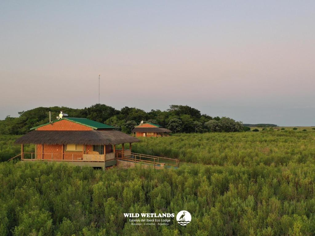 ein Gebäude in der Mitte eines Feldes in der Unterkunft Wild Wetlands Lodge in Ituzaingó