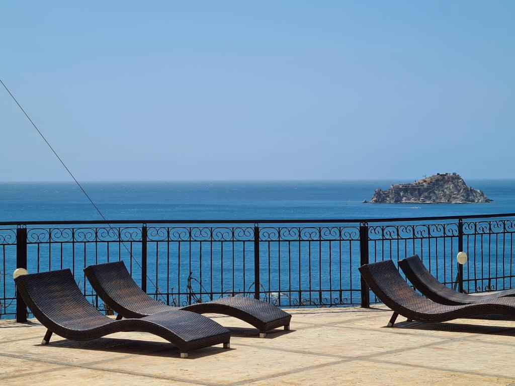 聖瑪爾塔的住宿－Apartamentos Penon del Rodadero，一组椅子坐在俯瞰大海的阳台