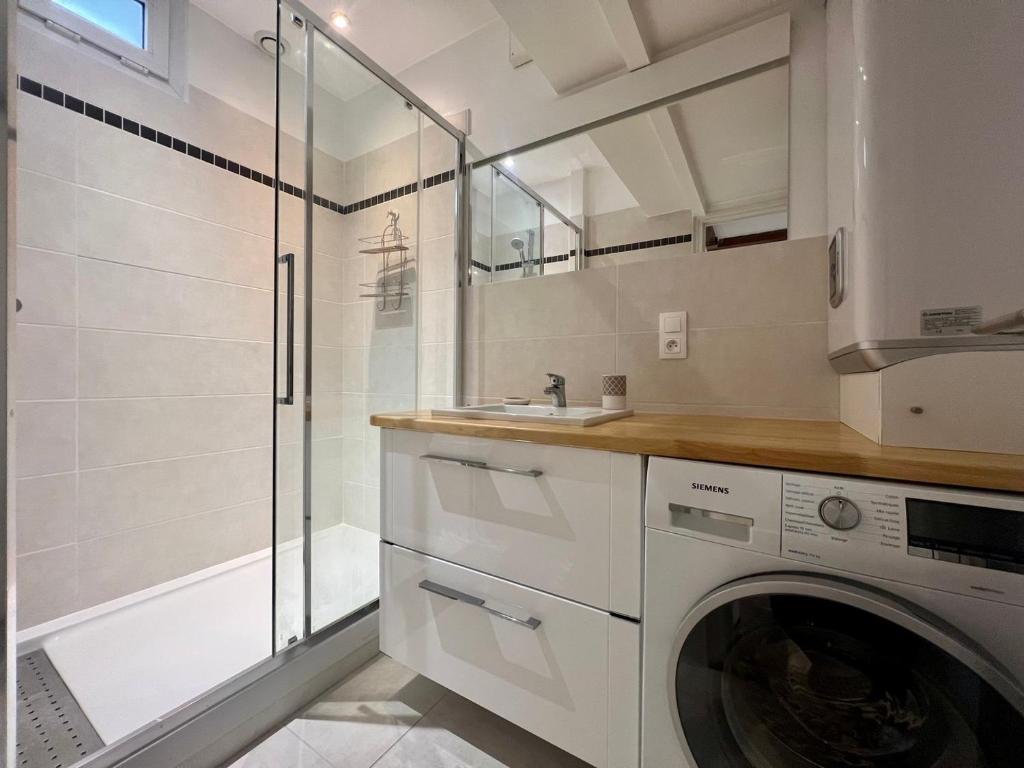 a bathroom with a washing machine and a shower at Le 46 Magenta - Grand Duplex en hypercentre in Poitiers