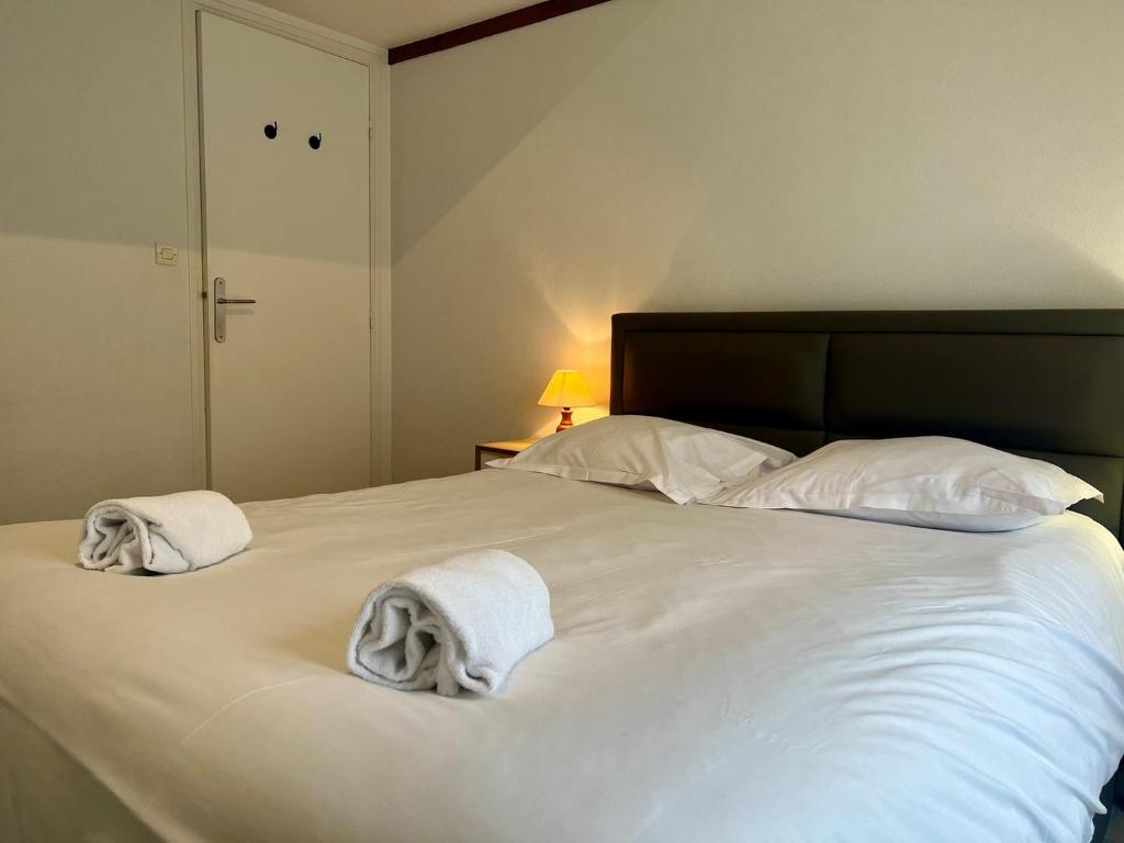 a bedroom with a large white bed with towels on it at Le 46 Magenta - Grand Duplex en hypercentre in Poitiers