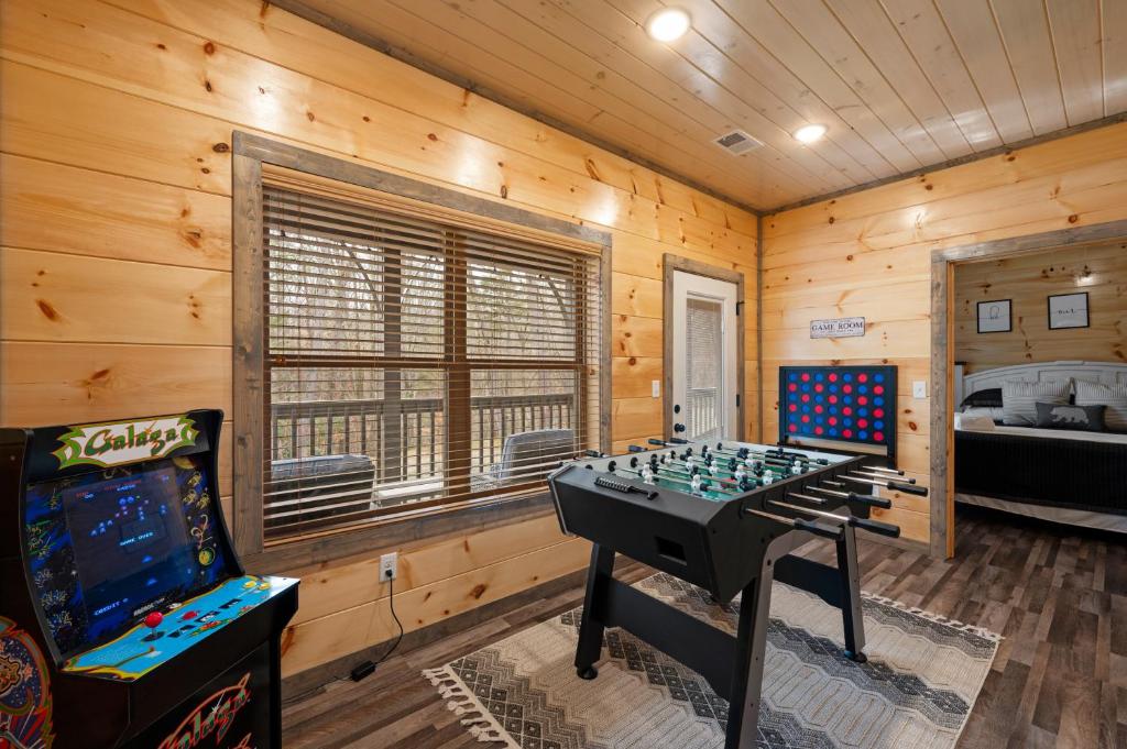 una sala de juegos con futbolín y agamenment en 4 Miles to Dollywood & PF, New 2 BR,King Bed,Hot tub,Game Room en Sevierville