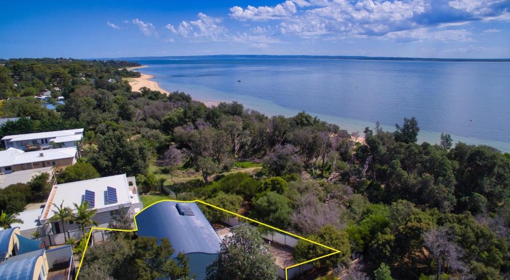 an aerial view of a house and a beach at Spacious Coastal Retreat 5 Bdr in Cowes