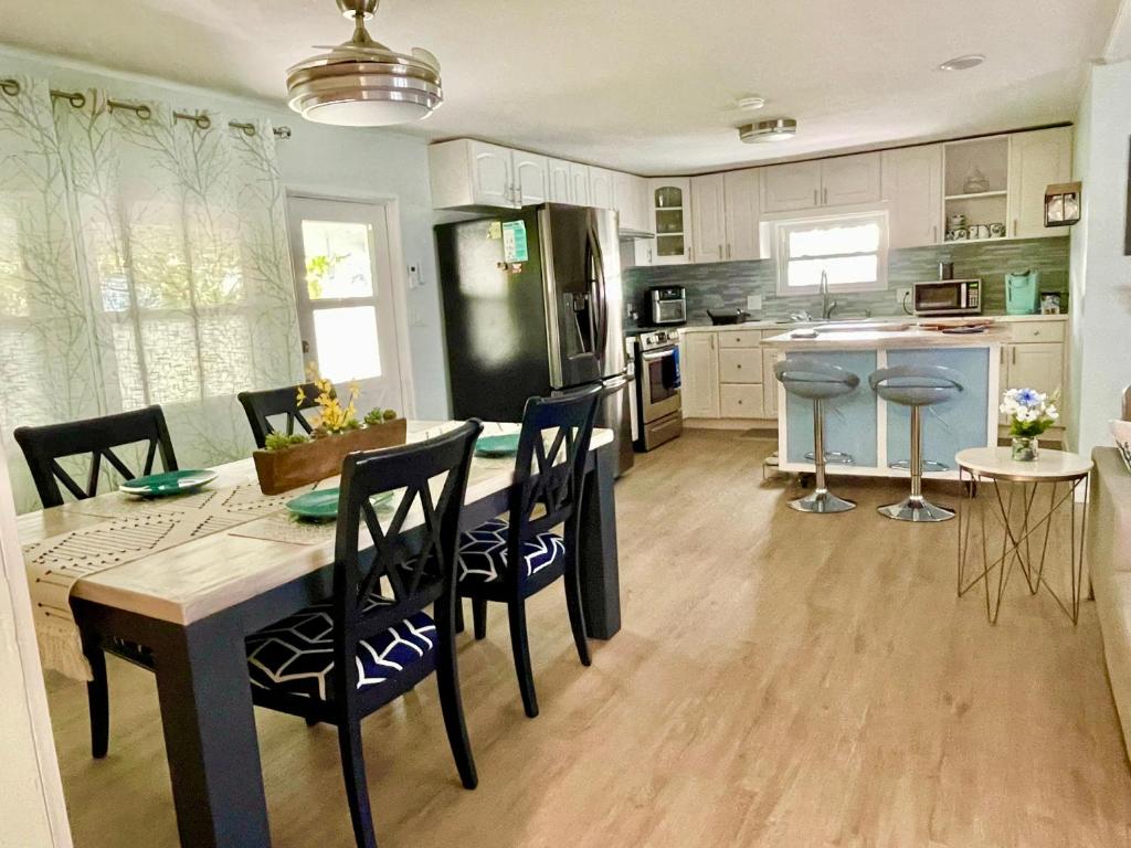 a kitchen and dining room with a table and chairs at Tropical Oasis near beach in Naples