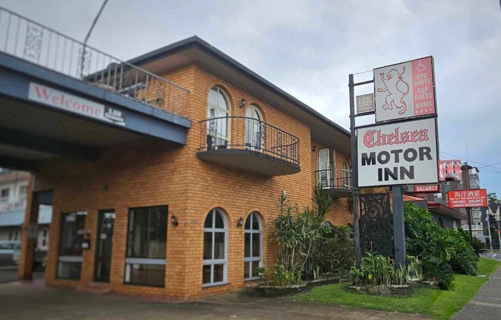 un cartel delante de una posada en Chelsea Motor Inn, en Coffs Harbour