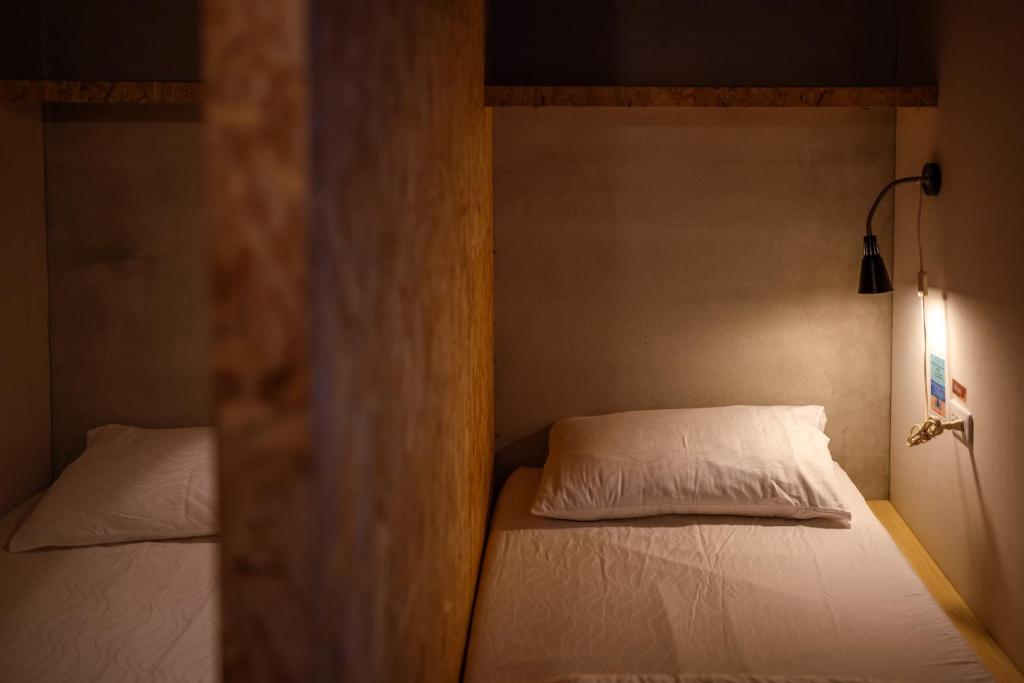 Postel nebo postele na pokoji v ubytování Slow Island Hostel
