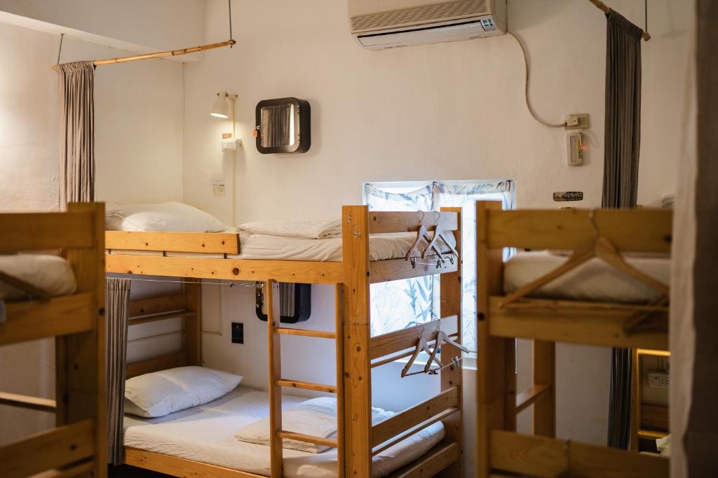 Postel nebo postele na pokoji v ubytování Slow Island Hostel