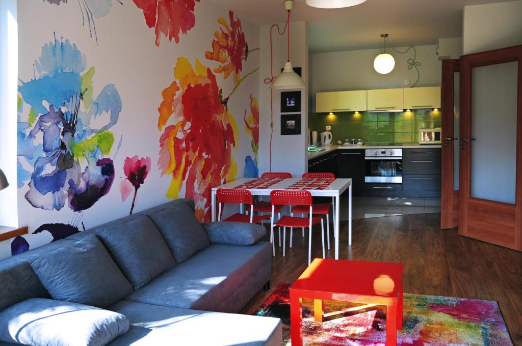 salon z kanapą i kuchnią w obiekcie Color Apartment w Krakowie