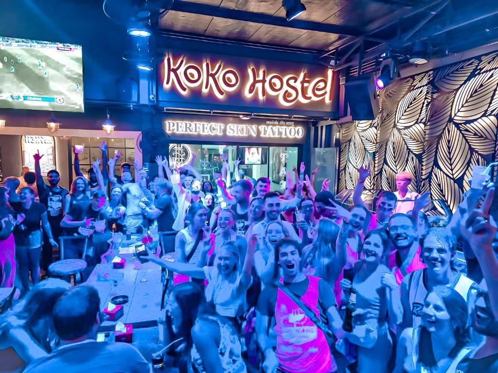 Un gruppo di persone a una festa in un bar di KOKO Party Hostel ad Aonang Beach
