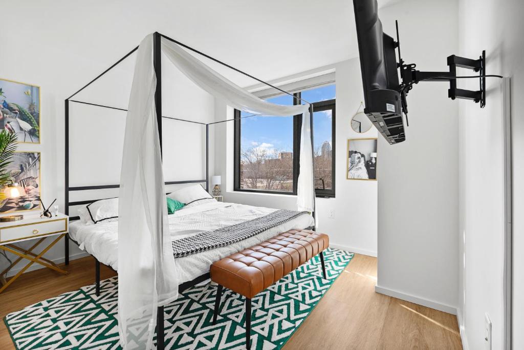 1 dormitorio con cama con dosel y alfombra en Boston VIP Quarters by Orchard Group, en Boston