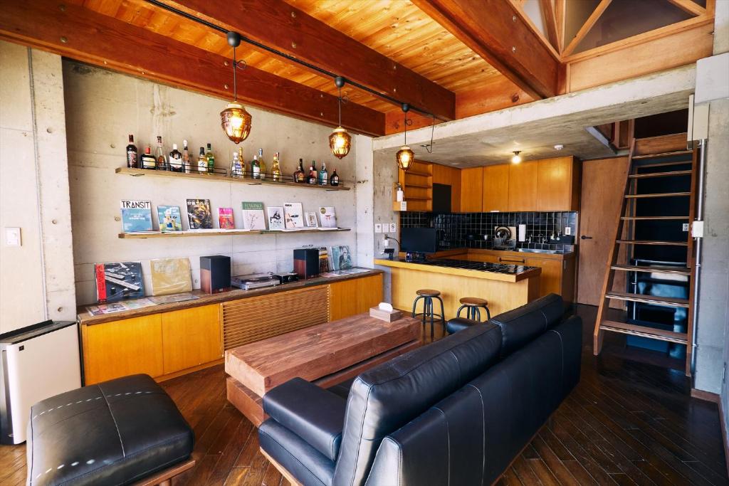 sala de estar con sofá y cocina en 「まちの隠れ家ペントハウス」ロフトベッド付き！｜ STAY UWU 003 Penthouse, en Kochi