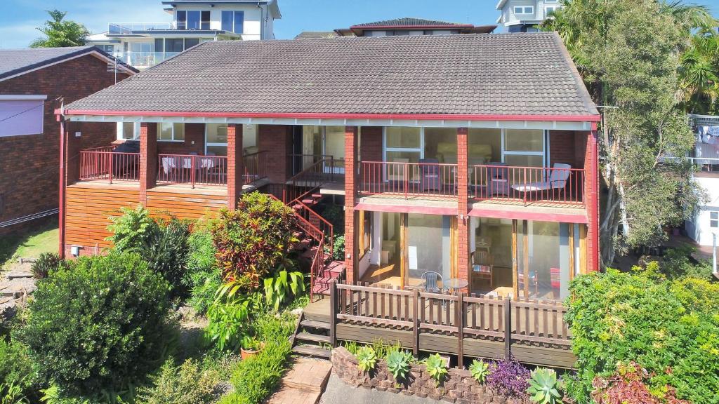 Casa grande con terraza y balcón en Siesta by the Sea, en Coffs Harbour