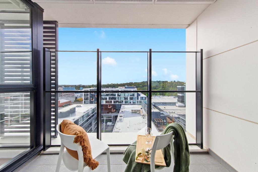 Habitación con ventana grande con vistas a la ciudad en A Cozy & Plush 2BR Apt Next to The Yarra River, en Melbourne