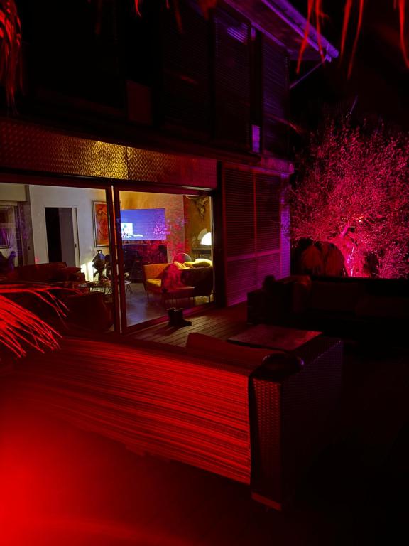 een woonkamer met rode en paarse verlichting bij Villa des 4 vents in Capbreton